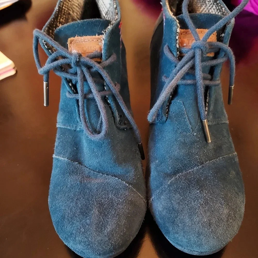 Toms Desert Suede Wedge Booties Size 6.5